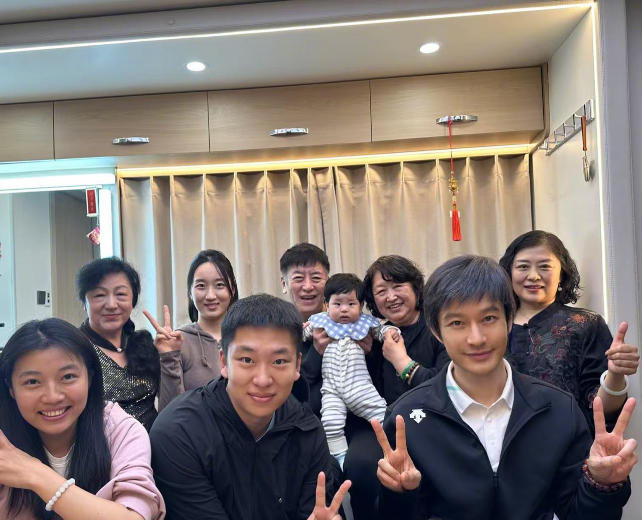 黄晓明发文晒被家人投喂的幸福，我却发现两个很是震惊的地方。一是黄晓明现在的状态