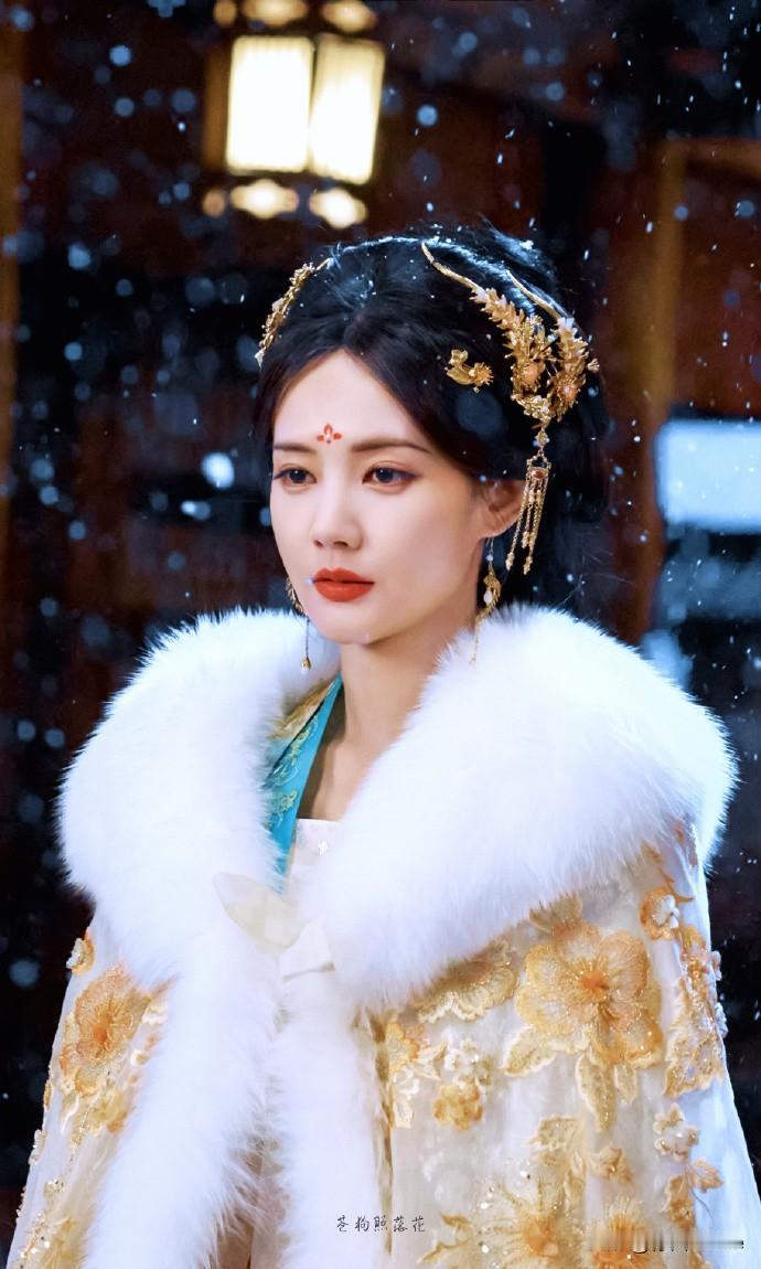 11月2日，李一桐下部剧《金枝》一人分饰两角，骄慢跋扈的皇家郡主与跌落泥潭的女婢