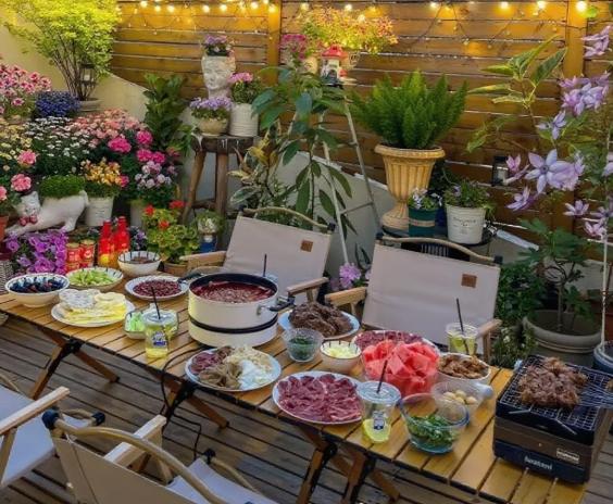 朋友上周来我家，一进门就愣住：“你家楼顶咋回事？跟公园似的！”我笑而不语，带她