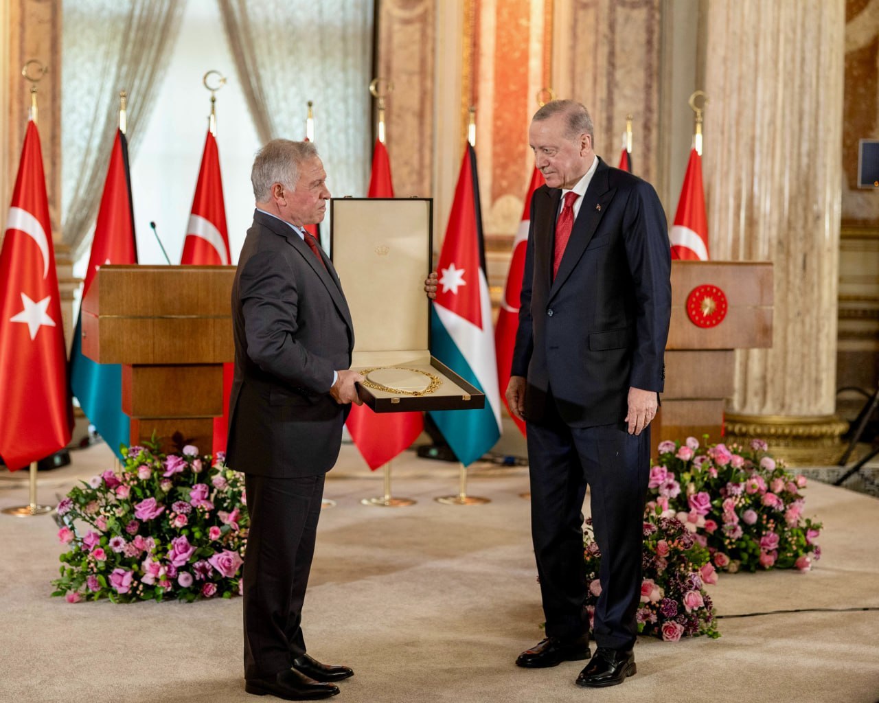 约旦国王阿卜杜拉二世在伊斯坦布尔会见了土耳其总统埃尔多安。约旦国王授予埃尔多安
