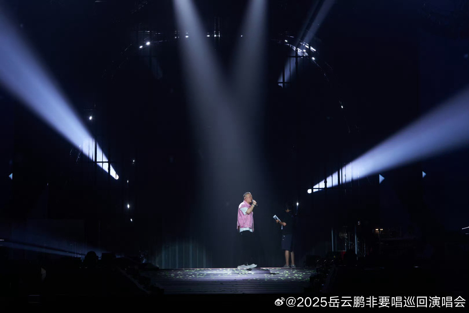 黄晓明陈梦现身岳云鹏演唱会黄晓明带陈梦去看小岳岳演唱会，这组合简直是“优秀者联