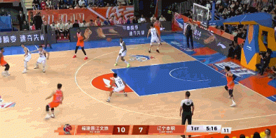 一飞冲天！今晚CBA常规赛第32轮继续进行，福建男篮坐镇主场迎战辽宁男篮，首节比