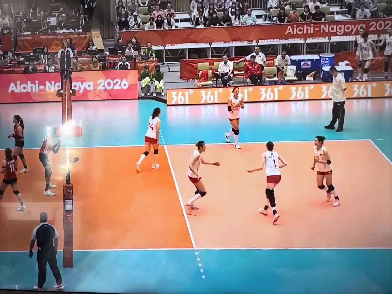 在刚刚结束的亚运会中国女排首场比赛中我们以25:1825:22，25:8不出意