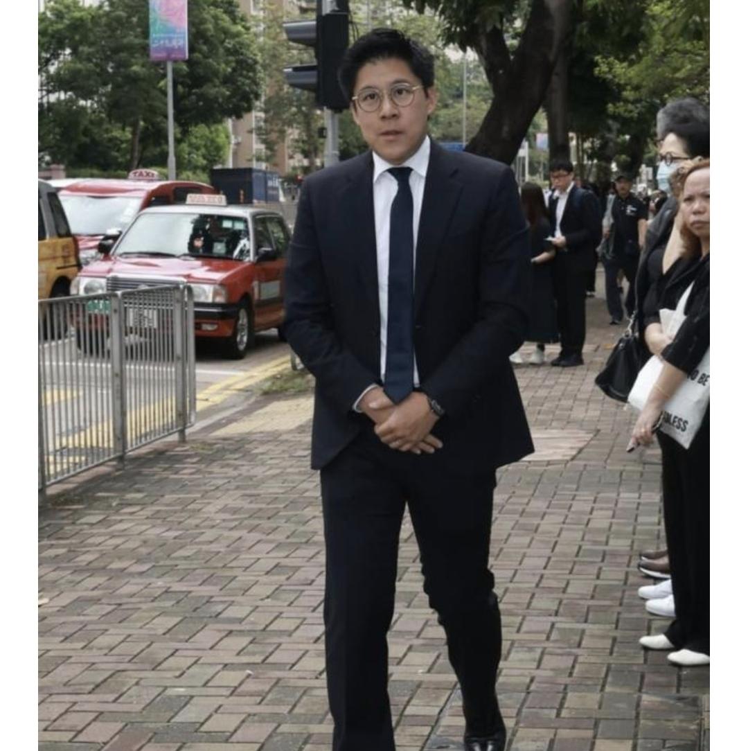 刘德华参加钟景辉的葬礼，有一点不是多让人舒服，那就是大家都不戴口罩，他戴着，显得