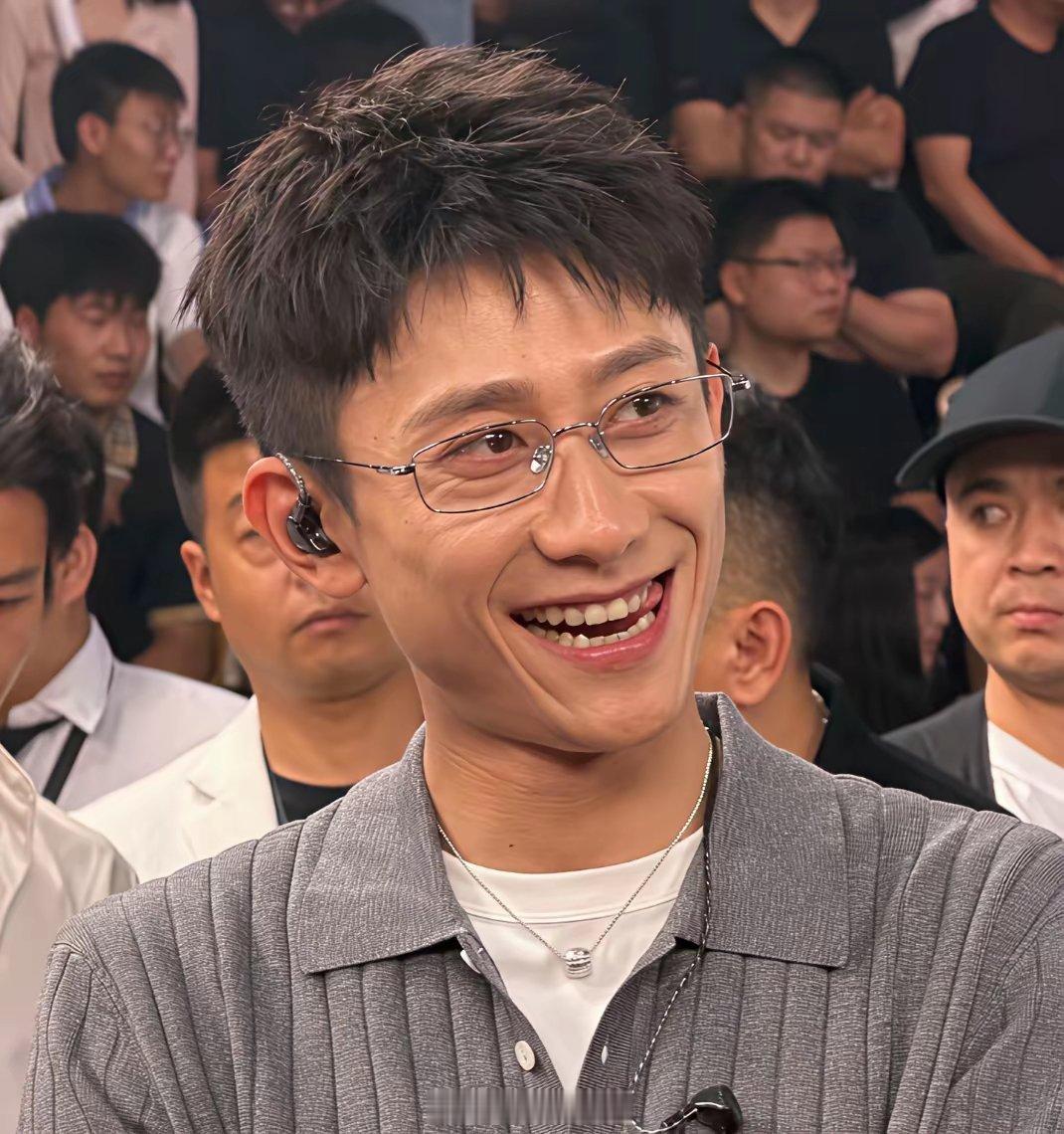 杨紫一年代言1.5亿，三十多个一线品牌追着签。她能聊片酬，2700万的活儿，硬谈