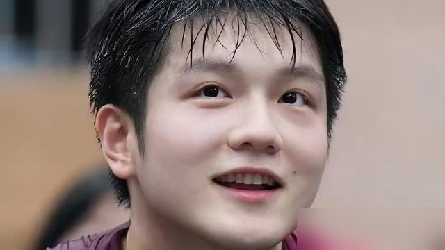 樊振东在德甲又赢了，杜塞尔多夫六连胜登顶，他一个人砍两分。但真正让人头皮发麻的不是比分。是波尔问他职