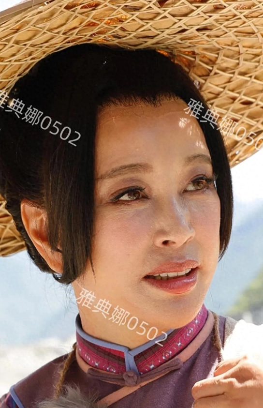 发一组刘晓庆罕见的在综艺里的照片，虽是综艺却拍出了电影的质感