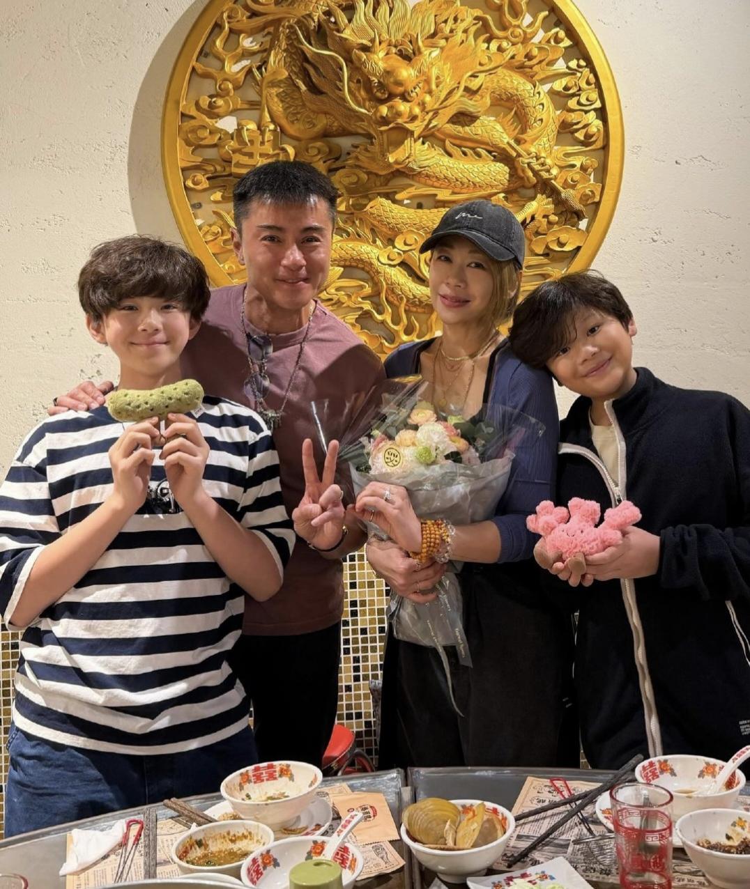 香港男星黄浩然庆祝和老婆结婚20周年，两个儿子在场，一家四口罕见同框。他已经51