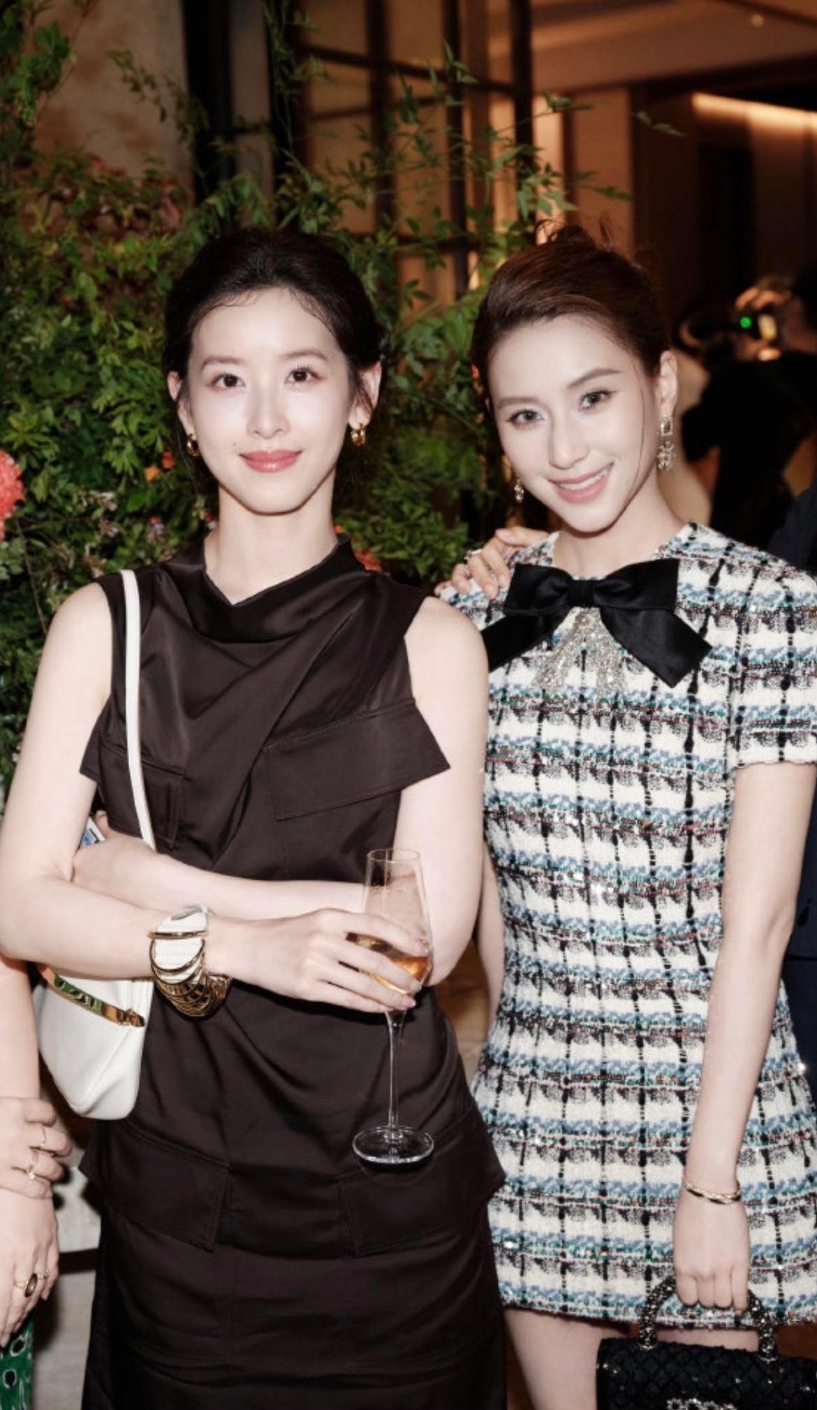 京东老板娘与何超莲晚宴同框章泽天完胜啊！富二代和富一代即视感虽然何超莲也很