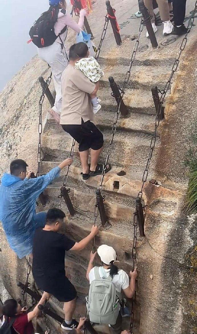 这么陡的楼梯还能抱着孩子