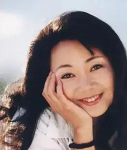 1991年，萨日娜为能分到11平米房子，258元彩礼就嫁给同学潘军。婚后她被嫌弃
