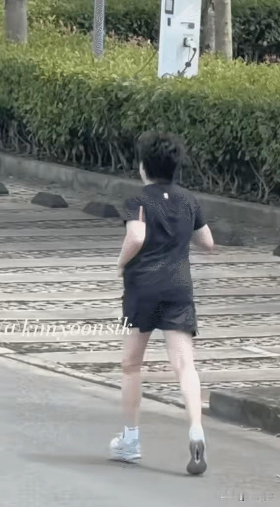 王楚钦在崇明岛训练馆跑步的身影，看着是真让人心里发酸。不是因为他穿了什么新装