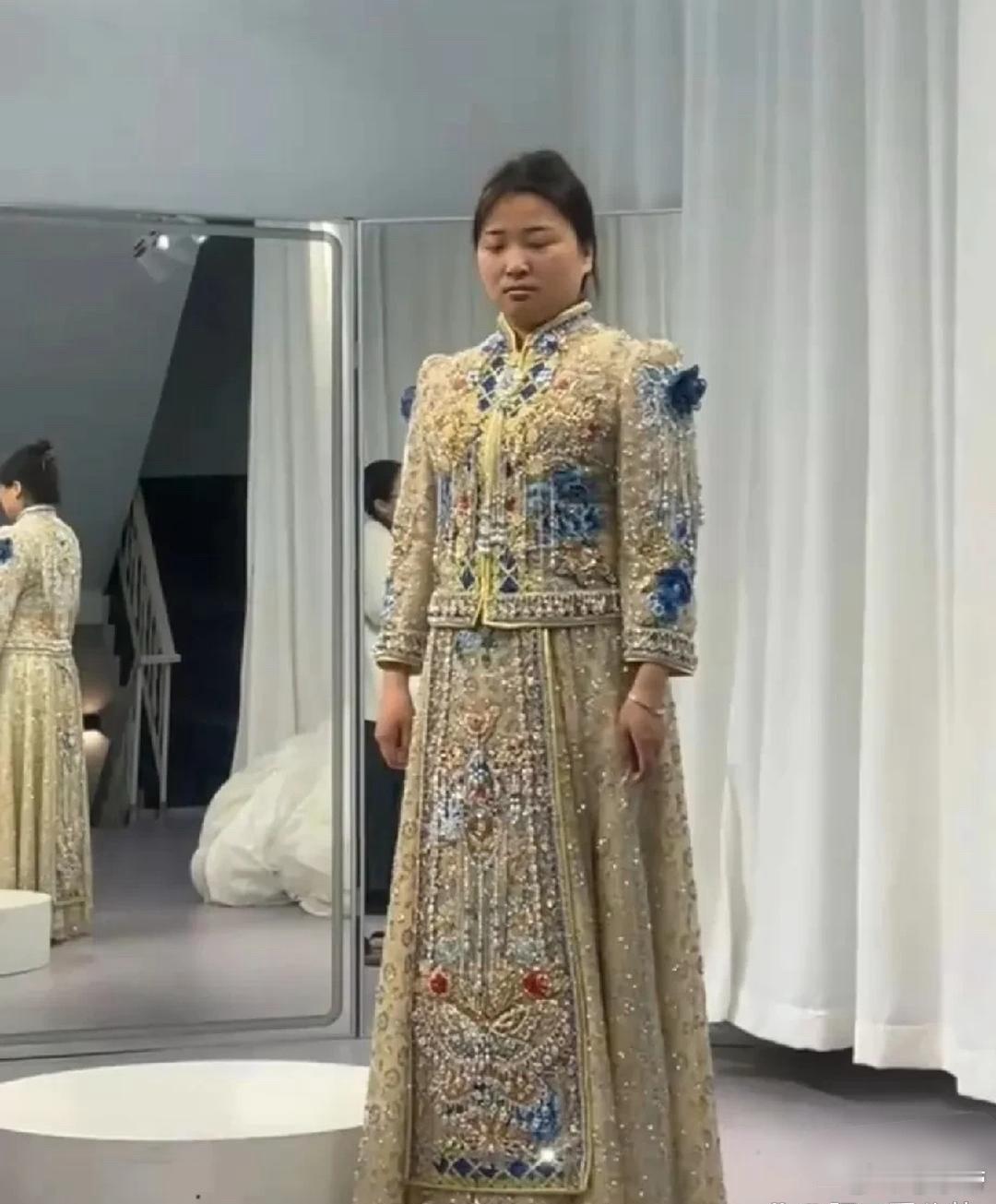 一个女生﻿去试婚纱，结﻿⁠﻿果﻿看‏到成品后，当场就笑不出来了。﻿‏