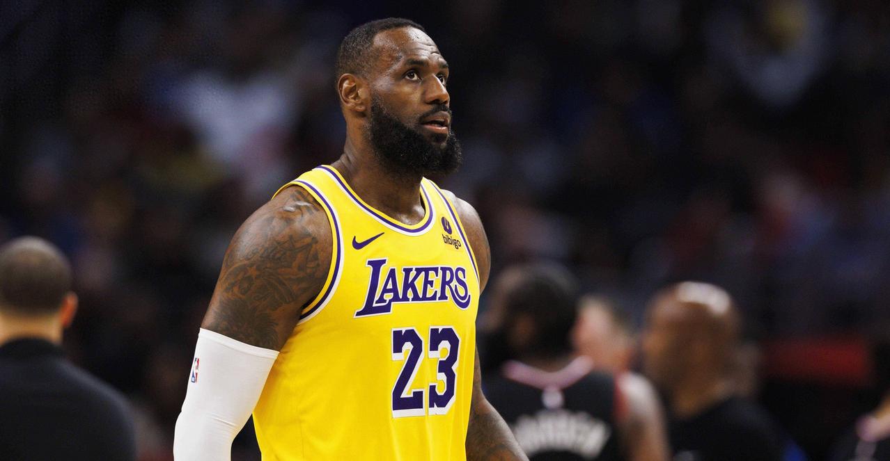 现在明显东契奇和老头不太适配老詹和艾顿的配合都比东子和艾顿好。这很难办真