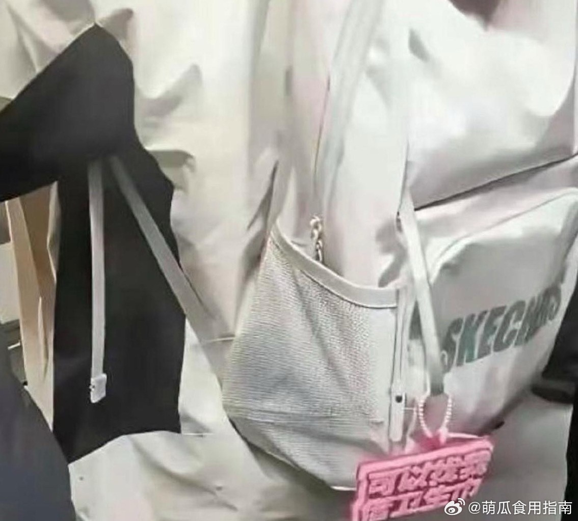 地铁上看到的，现在的小姑娘也太勇敢了