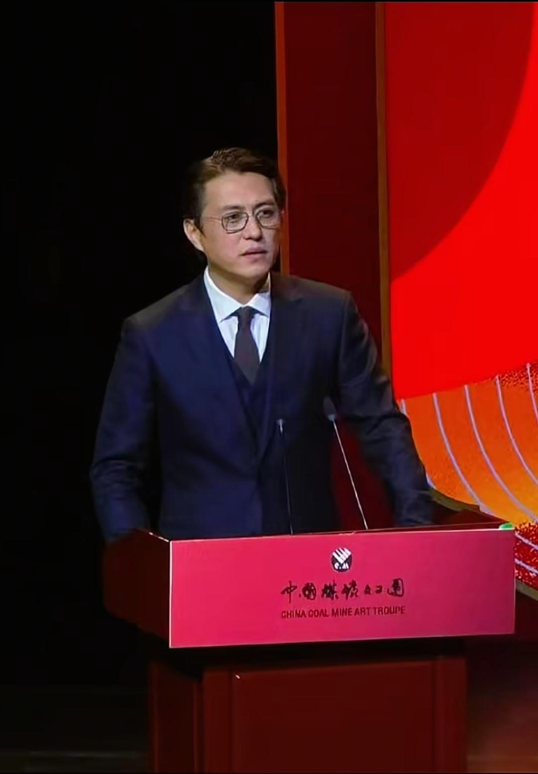 中国煤矿文工团成立78周年大会上，靳东现身发言，穿着正装主持会议。刘敏涛现身