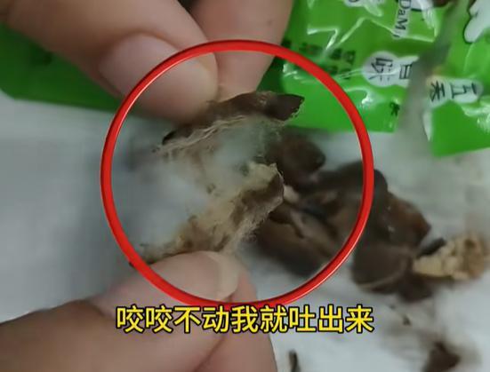 福建，一位女子称，自己在超市购买了按斤称重的散装豆干，回来就拆开了吃起来。突然，