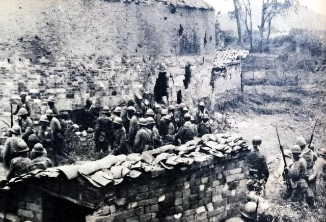 1939年，八路军营长缴获一件日军大衣，觉得材质不错，便送给杨成武。谁料，杨成武