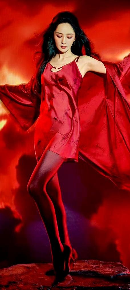 杨幂生图状态封神！无滤镜五官精致自带气场，这才是内娱颜值天花板！杨幂明星穿搭