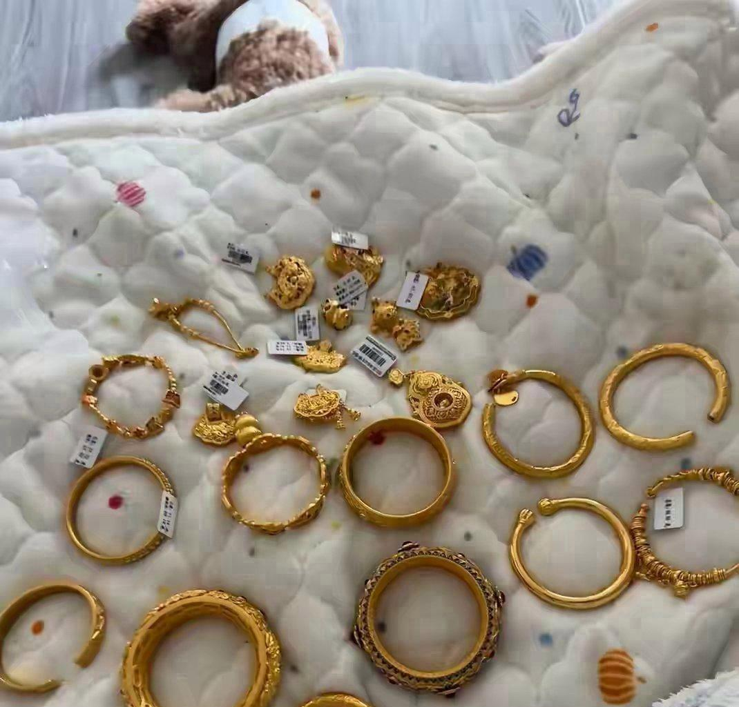 六年前，我老婆花了一百二十多万，当时金价是每克418元，她就买了2884克黄金。