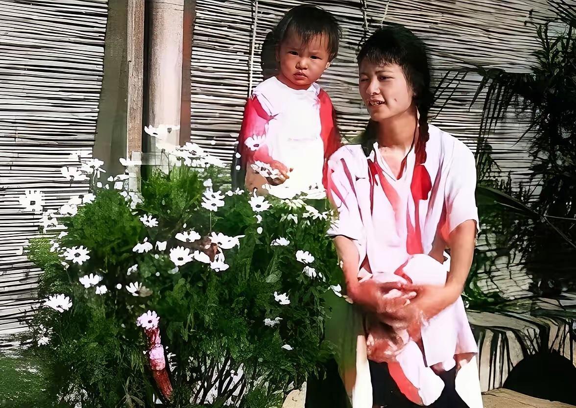 这是拍摄于1931年的夏天，地点北平香山，27岁的民国女神林徽因抱着两岁的女儿梁