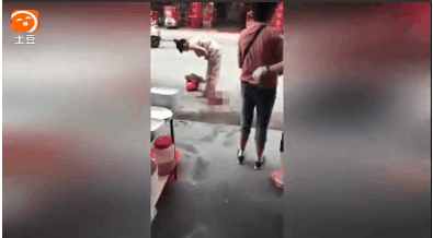 实拍: 孕妇买菜突产婴儿, 孩子掉落羊水洒一地, 抱娃拎菜淡定离开