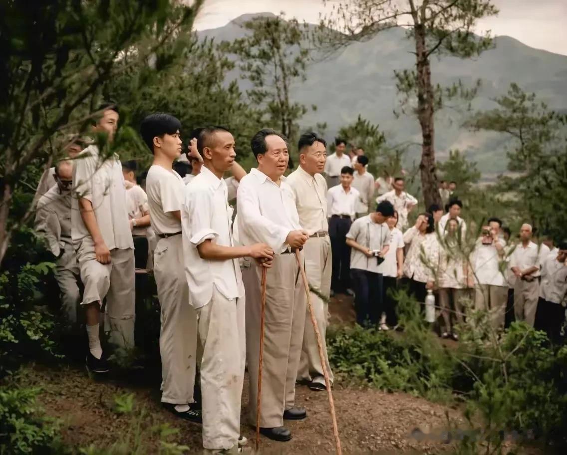伟人的格局，纯无私的优秀共产党员！毛爷爷的思想光辉照耀了整个东方世界！[玫瑰][