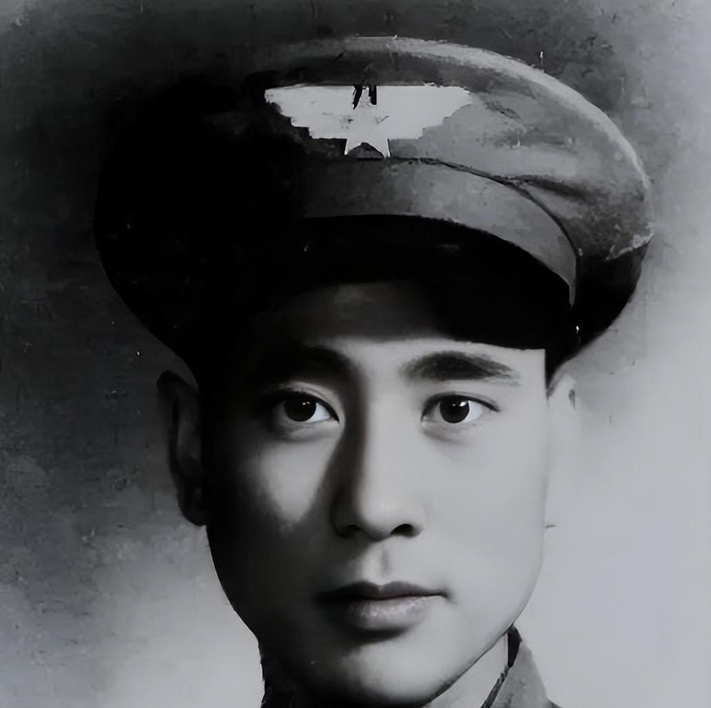 1949年，一架飞机在解放区坠毁，飞行员主动向解放军投降，还指了指舱门，说：“这