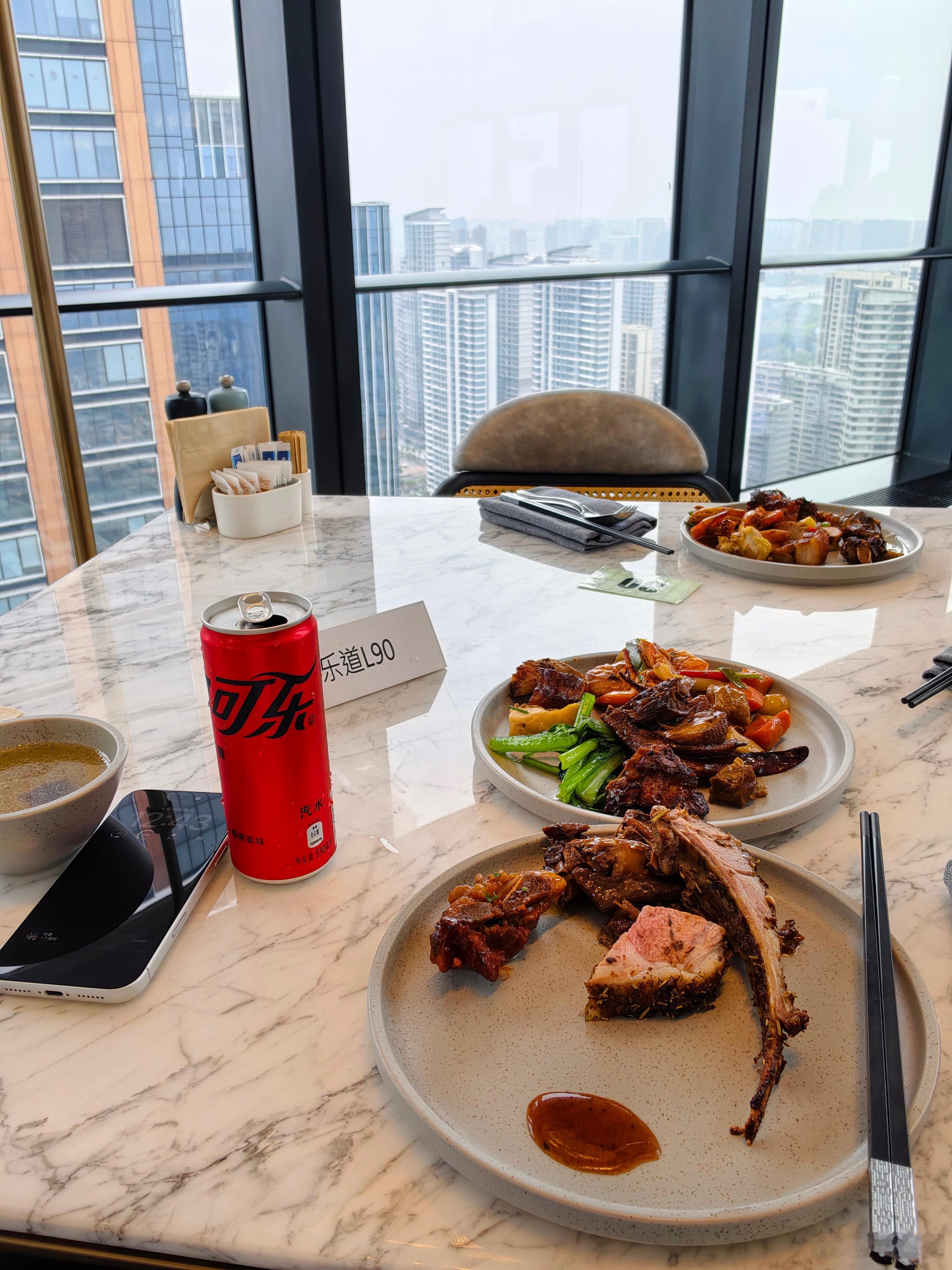 今天的自助餐厅很高级，33层视野超级好，可惜天气拉了