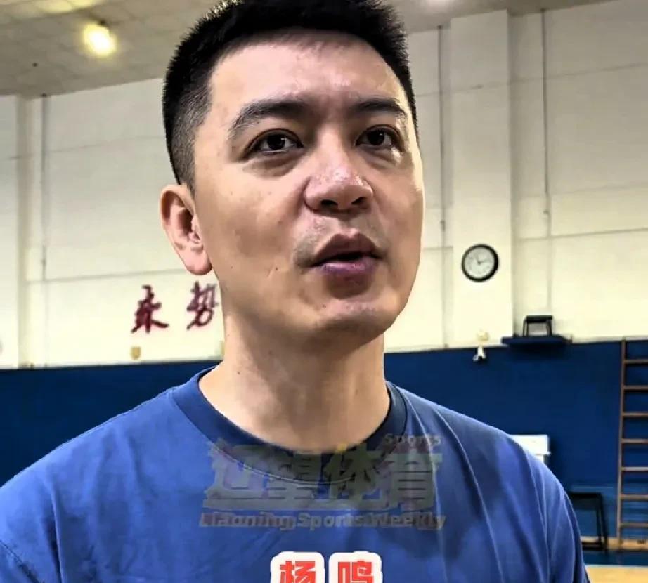 杨鸣亲自带队在酷夏苦练投篮，强调在一个新老交替的环境，必须提升投篮命中率和稳定性