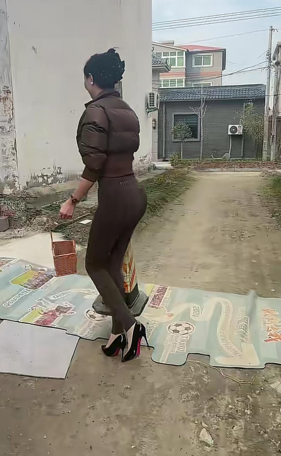 这小姐姐穿着羽绒服紧身裤高跟鞋走在回家的路上。身材你喜欢吗？