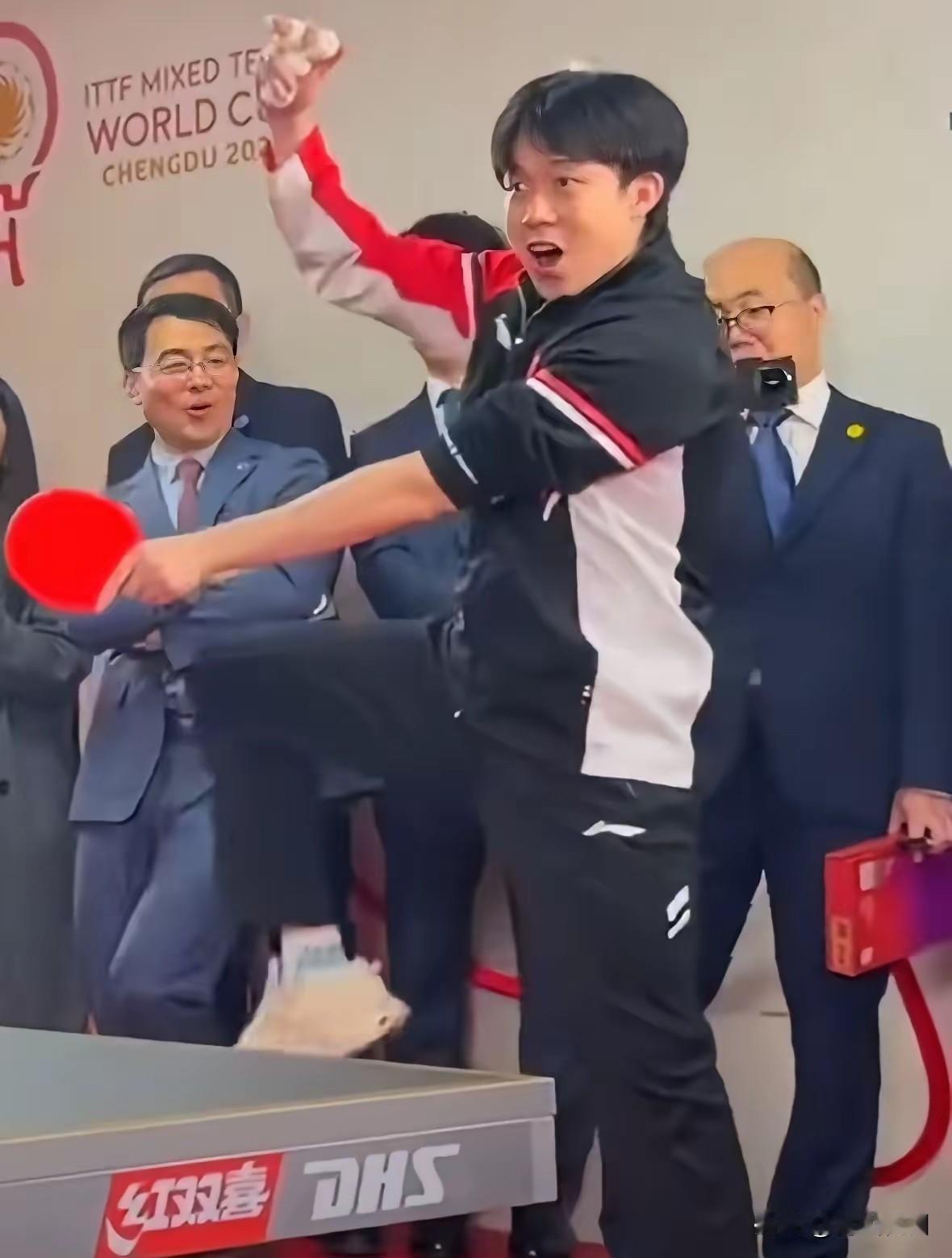 王楚钦和马克龙这场乒乓球互动，简直是外交场面的一股清流！马克龙穿着西装就敢上