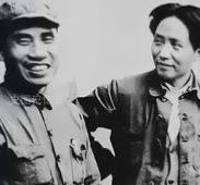 1937年毛主席和朱老总的合影，二人身上的军装补丁摞补丁，看起来十分朴素。朱老