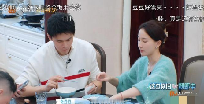 孙杨一家人在家里吃饭还用公筷，而且是每道菜旁边都放了一双公筷。 大家说话也都