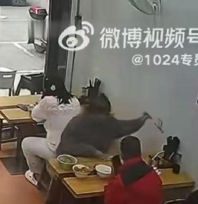 因为座椅摩擦，胖仙女一言不合一碗汤面直接扣在邻座小伙头上，被小伙和他父亲一顿胖揍