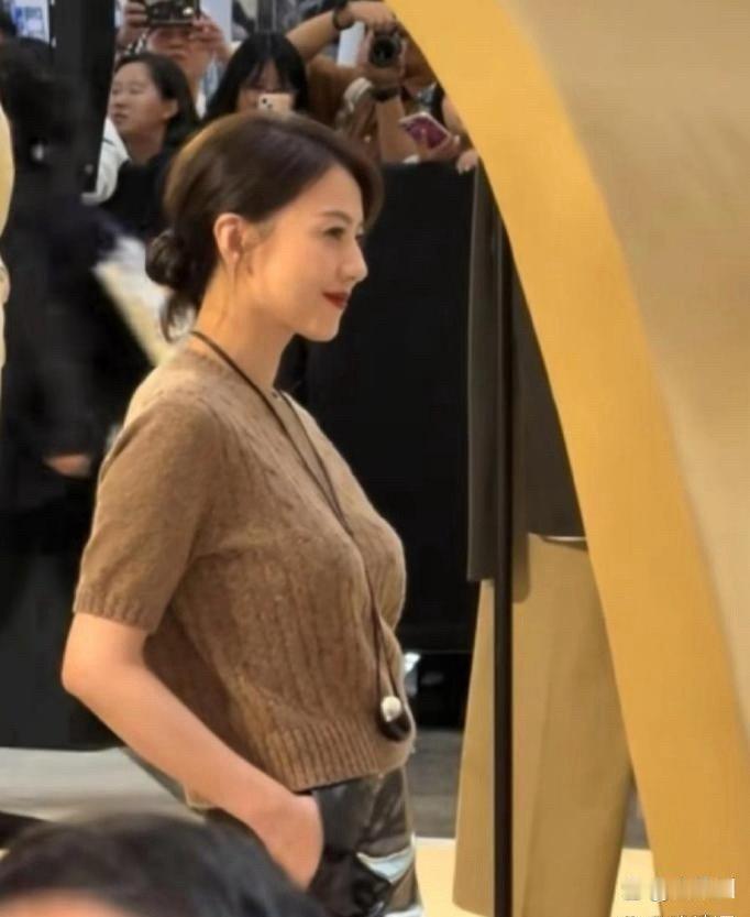 高圆圆年纪增长气质愈发醇厚，身形状态恰到好处，比起年轻时分更有别样美感。