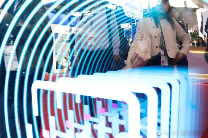 内存厂商长江存储目前拥有两座晶圆厂，每月可联合生产20万片晶圆。除了今年新投