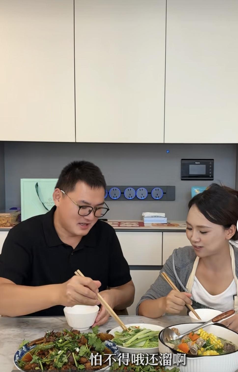 小二娃以为能和川乡小慧儿过上幸福的日子了。谁知小妹儿一个视频出来说小二娃让她去