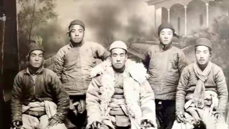 1928年，土匪李老末攻寨，全村男人持镰刀死战，无一人投降！那时候的人命啊，