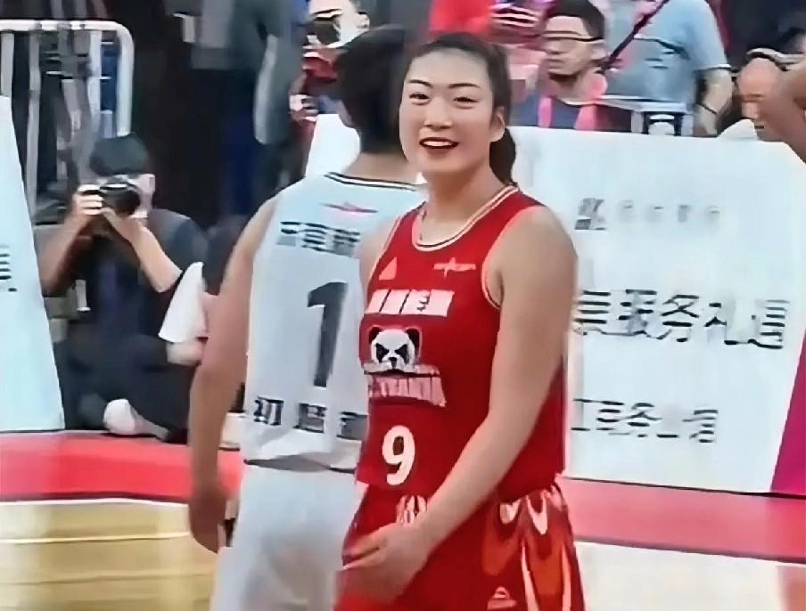 李梦的名场面，可惜没进，进了就完美了。连续的三次变向把防守人晃倒，然后进去低手