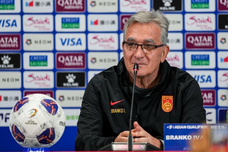 国足主帅薪资大揭秘！外教1.8亿碾压本土，邵佳一400万成新标杆家人们，国足