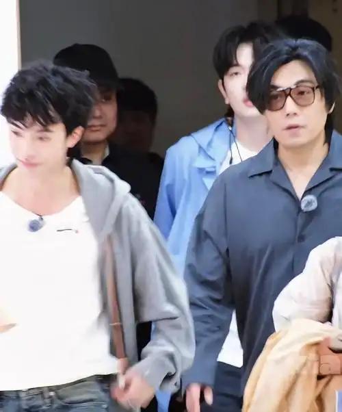 80万出场费+一句"昊爸"，亲爹默默点赞，这亲情比血缘更暖恩利首上综艺的消息