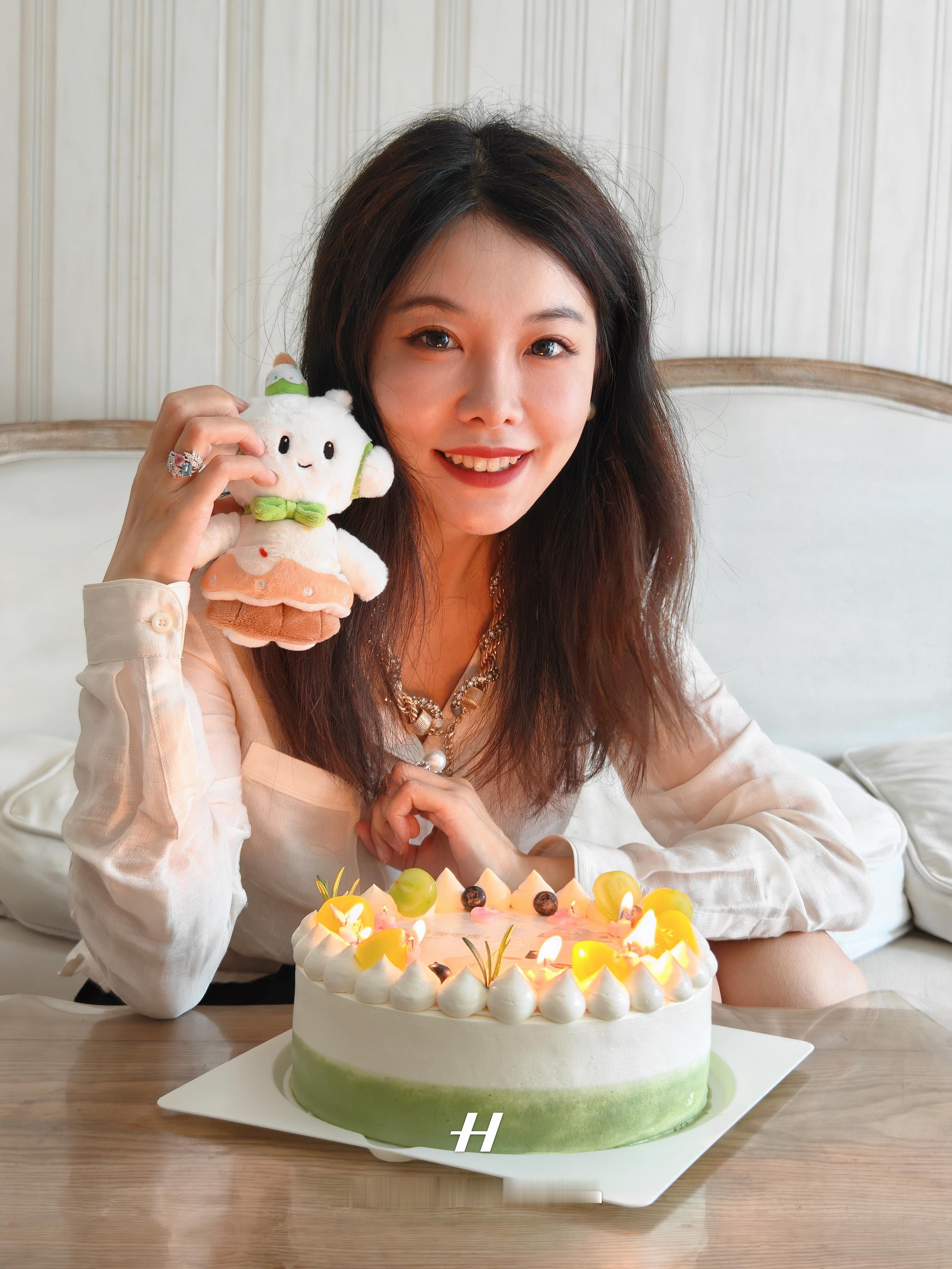 收到OPPO30周年的惊喜盲盒和蛋糕啦！🎂✨2017年，因为一台OPPOR