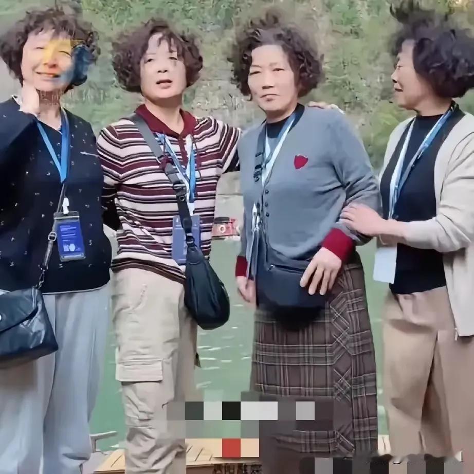 我发现一个现象：在大妈们的认知里，她们没有“撞衫”这个概念。很多人不理解，大