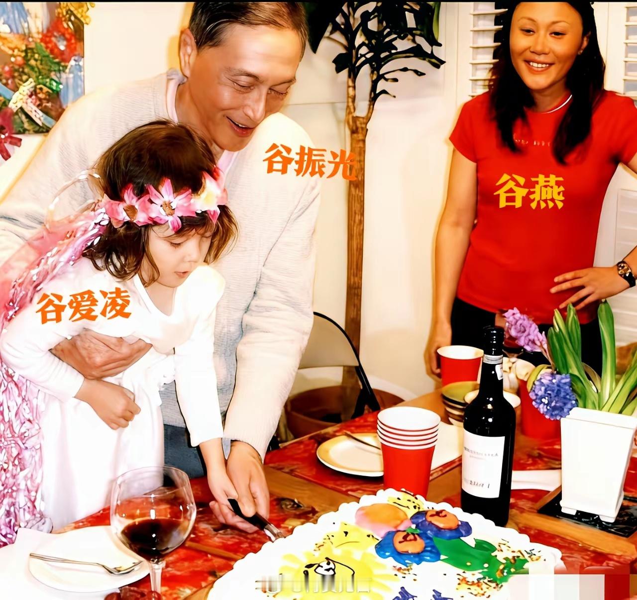 看到一张2009年的老照片，心里突然软了一下。6岁的谷爱凌还是个小黄毛丫头，紧紧