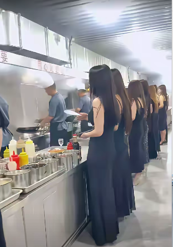 酒店后厨，这阵势一般人消费不起！
