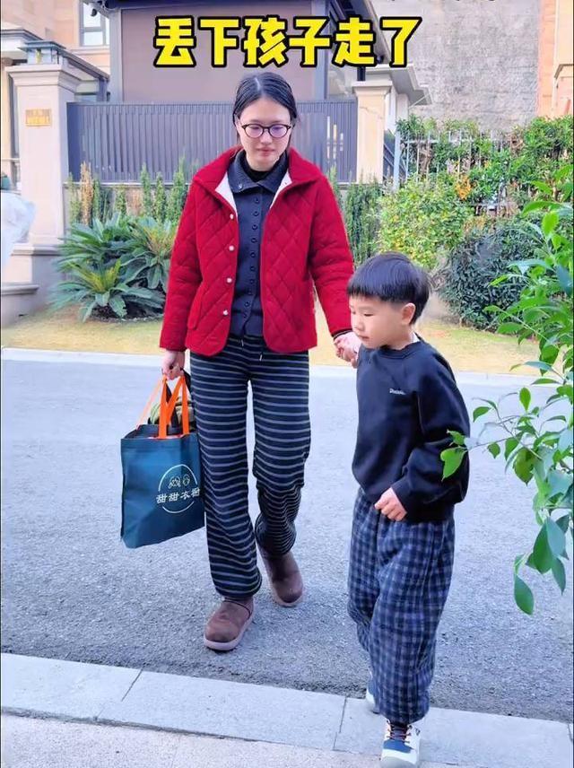 销售把工牌摔在地上，说挣的钱够买十个打卡机。全厂近六成的业绩是他一个人扛回来的