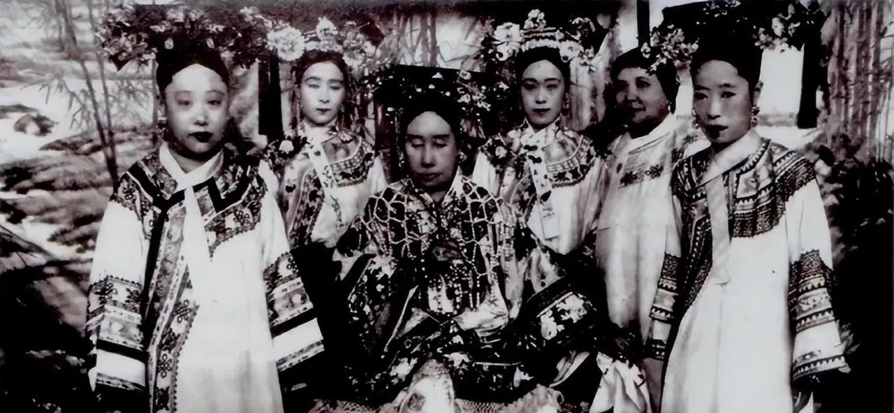 1912年清帝逊位那一天，紫禁城里的太监和宫女们，经历了怎样的人生转折？19