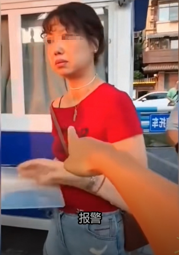洪崖洞红衣女处理结果：行政处罚加道歉引争议