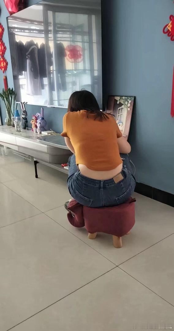 一个人坐着板凳，看评论。